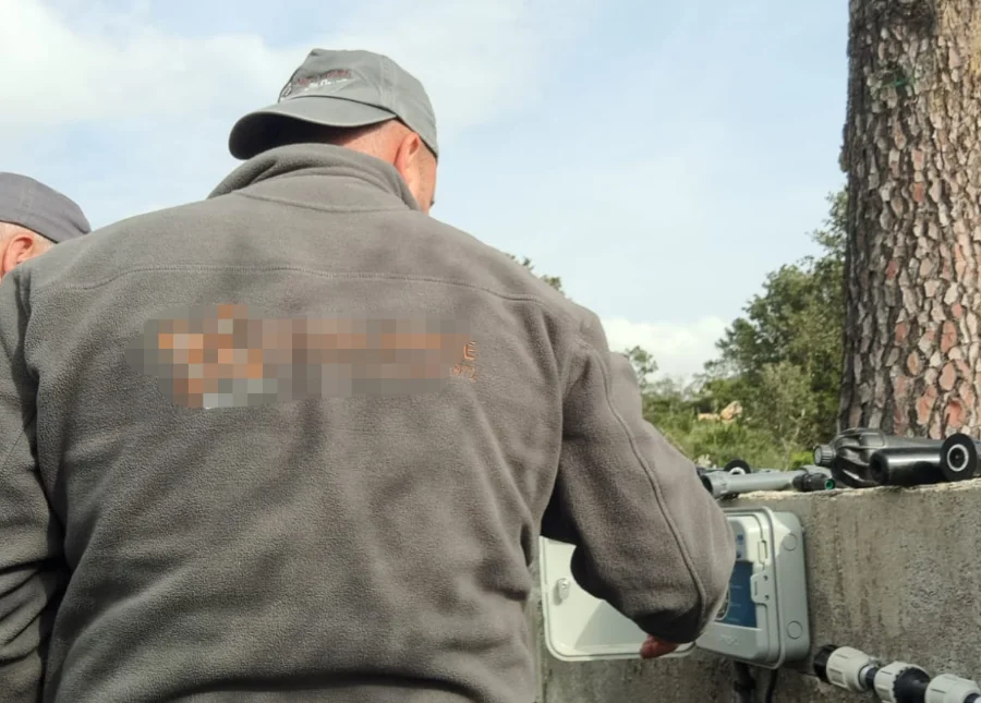 Homme réalise réglage sur programmateur